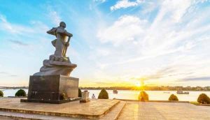 Tượng đài Mẹ Suốt